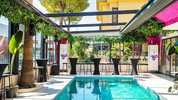 Swim-up bar