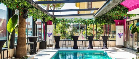 Swim-up bar
