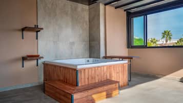 Deluxe-Suite, Balkon, Stadtblick | Eigener Whirlpool