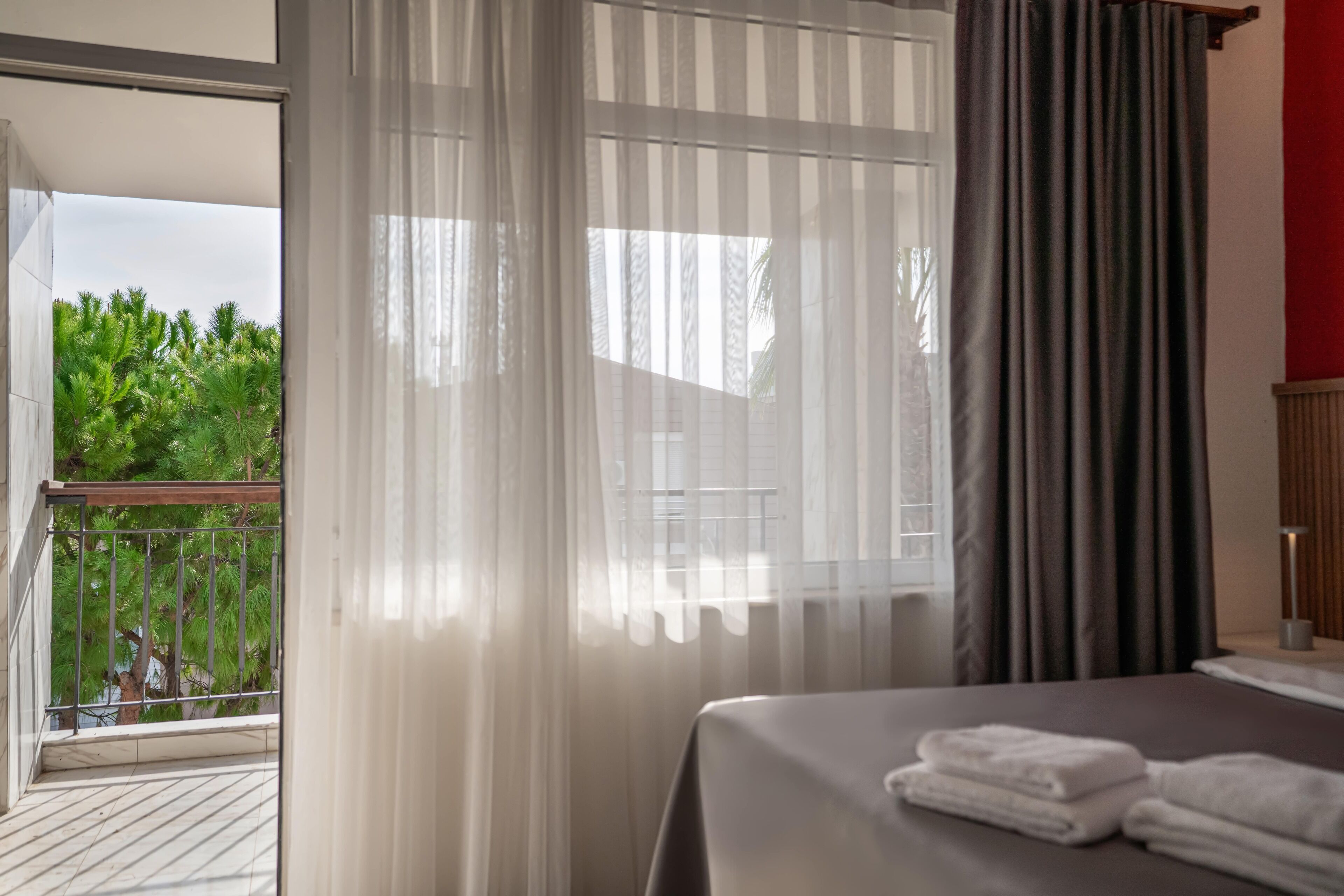 Deluxe-Suite, Balkon, Stadtblick | Kostenloses WLAN, Bettwäsche