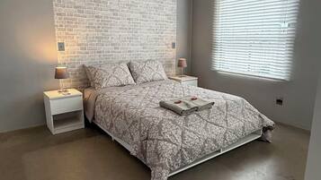 1 dormitorio, tabla de planchar con plancha, wifi y ropa de cama