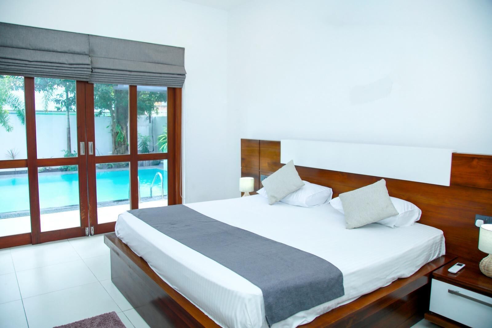 Standard Double Room, Garden View | Desk