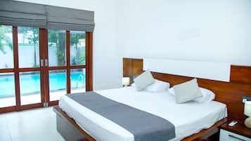 Standard Double Room, Garden View | Desk