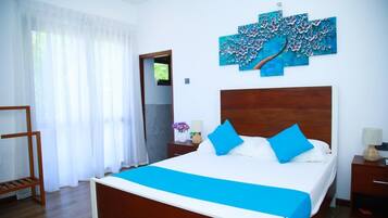 Standard Double Room, Garden View | Desk