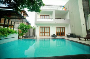 Una piscina al aire libre