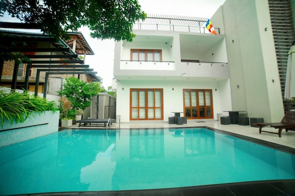 Una piscina al aire libre