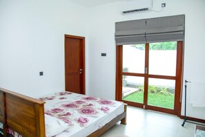 Standard-Doppelzimmer, Gartenblick | Schreibtisch