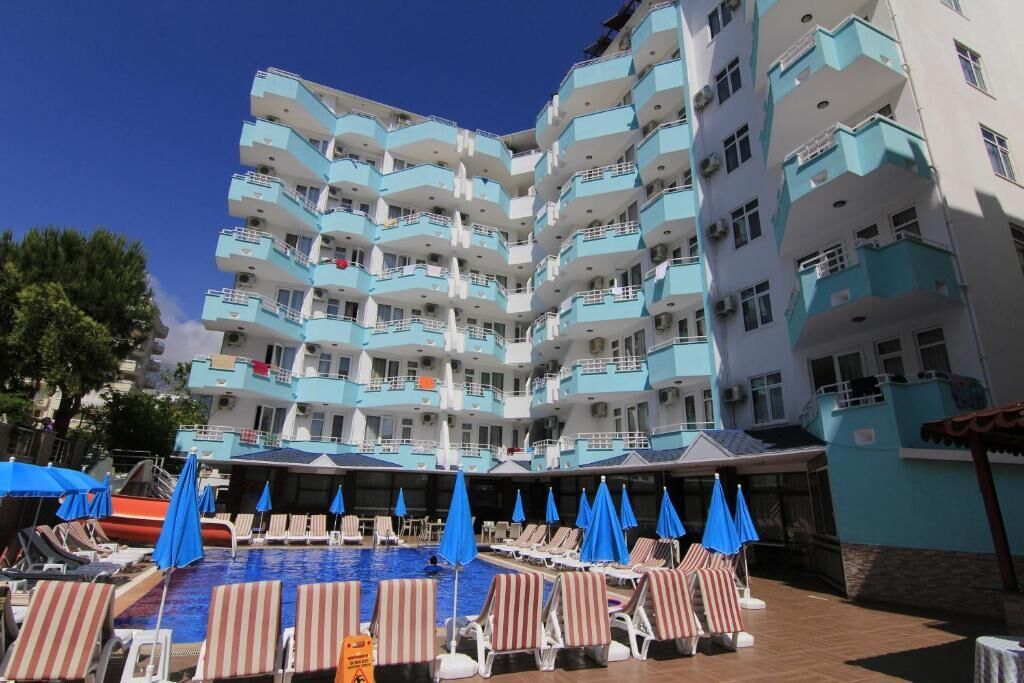Una piscina al aire libre de temporada