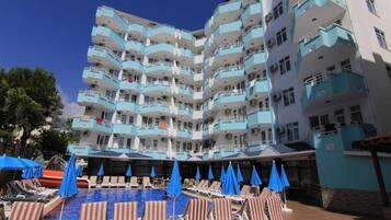 Una piscina al aire libre de temporada