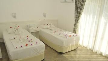 Dobbelt- eller tomannsrom – standard, balkong, bassengutsikt | Wi-fi (mot et tillegg)