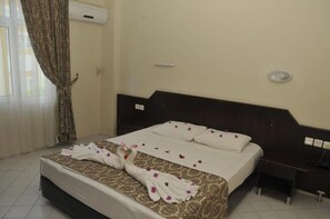 Chambre Standard double ou avec lits jumeaux, balcon, vue sur la piscine | Wi-Fi (supplément)