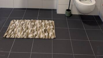 Comfort-huoneisto, näköala puutarhaan | Kylpyhuone | Suihku, ilmaiset hygieniatuotteet, pyyhkeet, saippua