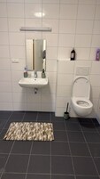 Ducha, artículos de tocador gratuitos, toallas, jabón