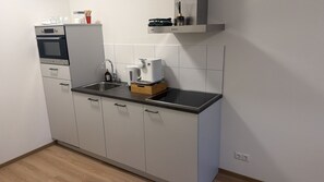 Comfort-huoneisto, näköala puutarhaan | Yksityinen keittiö | Minijääkaappi, astianpesukone