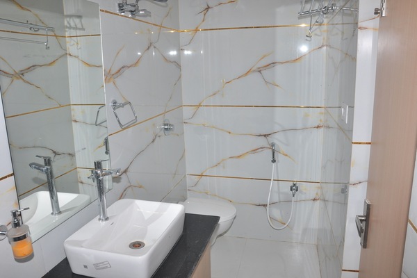 Superior Suite | Bathroom | Shower, free toiletries, slippers, towels