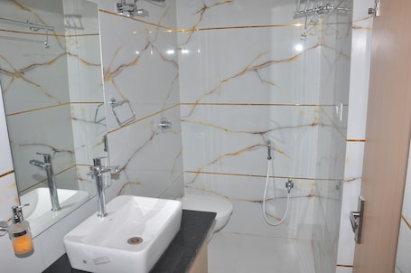 Superior Suite | Bathroom. Vrindavan Hotel