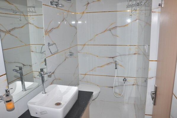 Suite Supérieure | Salle de bain | Douche, articles de toilette gratuits, chaussons, serviettes fournies