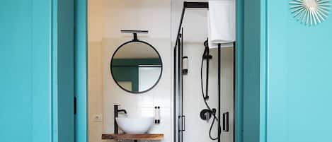 Shower, hair dryer, bidet, towels