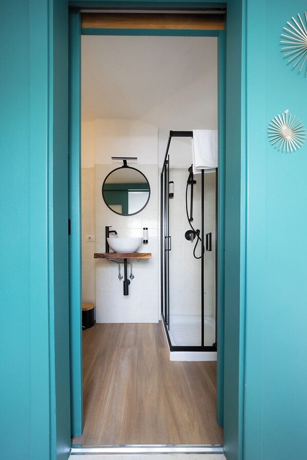 Dusche, Haartrockner, Bidet, Handtücher