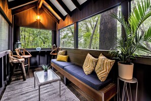 Living area - Perfect 2-bedroom Treetop Bungalow Treehouse (Leesburg)