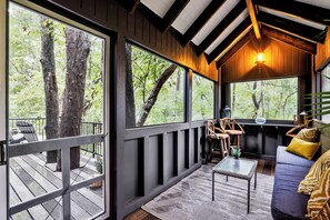 Living area - Perfect 2-bedroom Treetop Bungalow Treehouse (Leesburg)