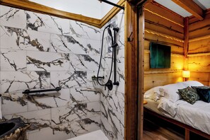 Secador de pelo, toallas, jabón, papel higiénico