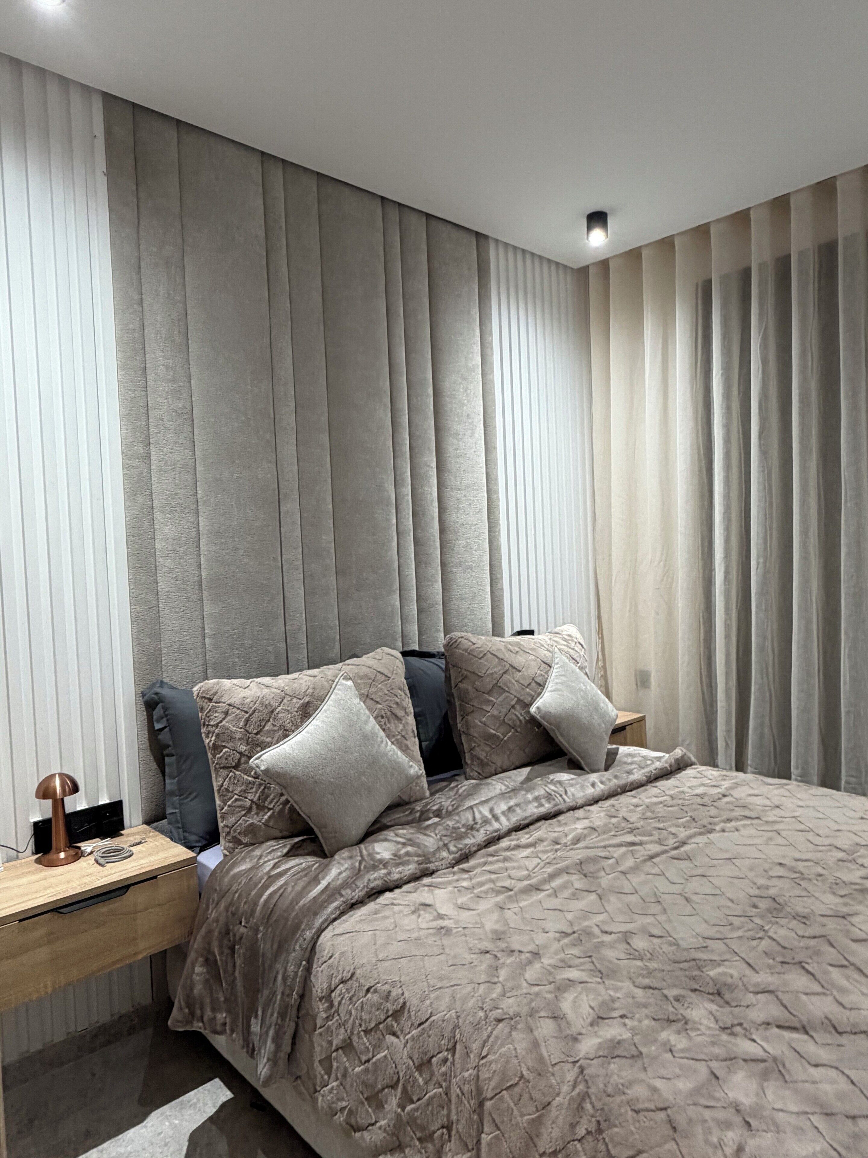 Een strijkplank/strijkijzer, wifi, beddengoed