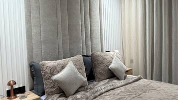 Een strijkplank/strijkijzer, wifi, beddengoed