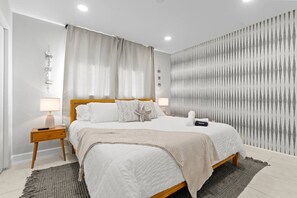 Escritorio, tabla de planchar con plancha, cuna de viaje y wifi 