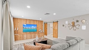 Living area - Heated Pool 6BR/3BA Family Fun (Miami)