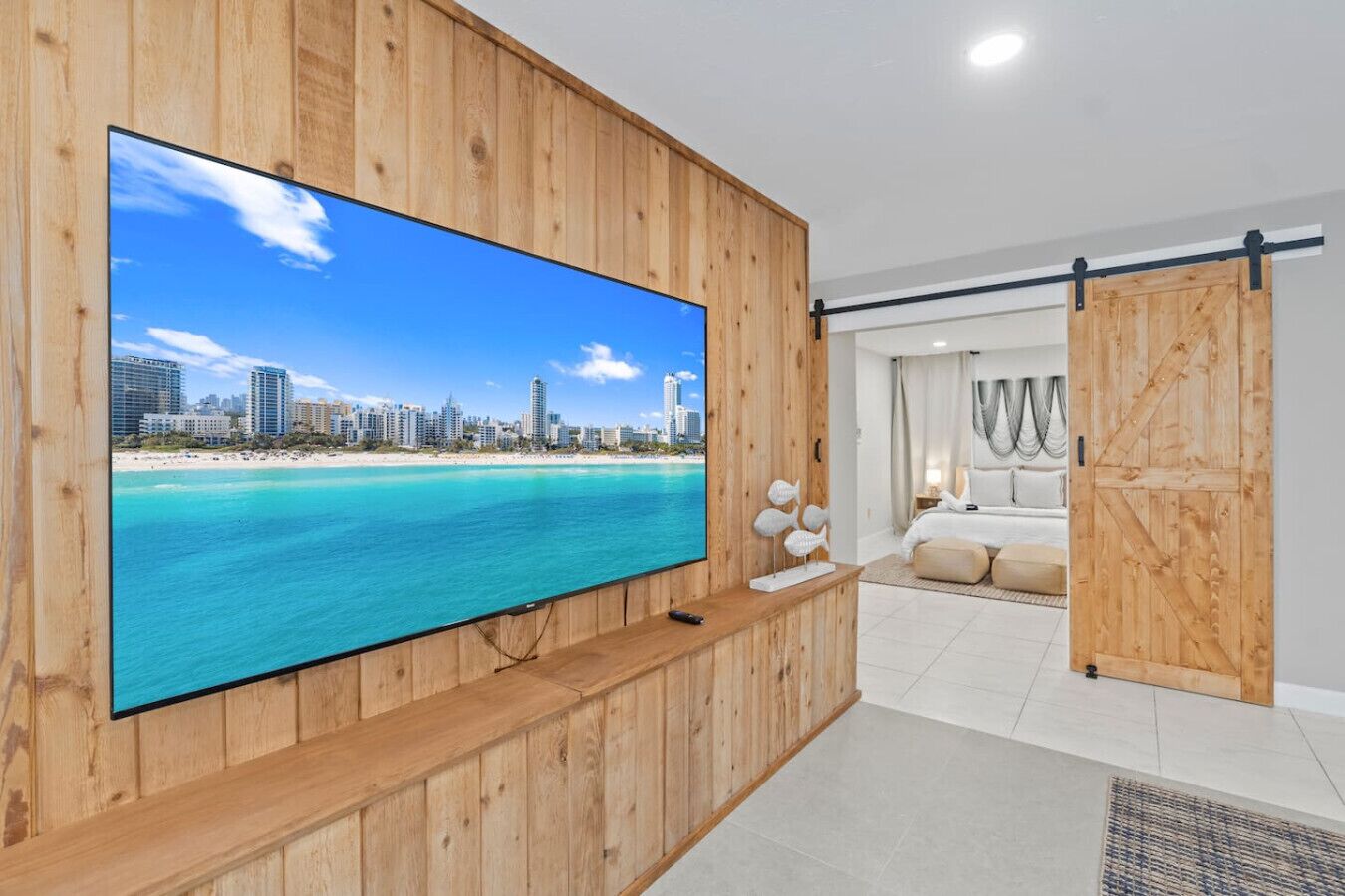 Bureau, fer et planche à repasser, lit parapluie, Wi-Fi