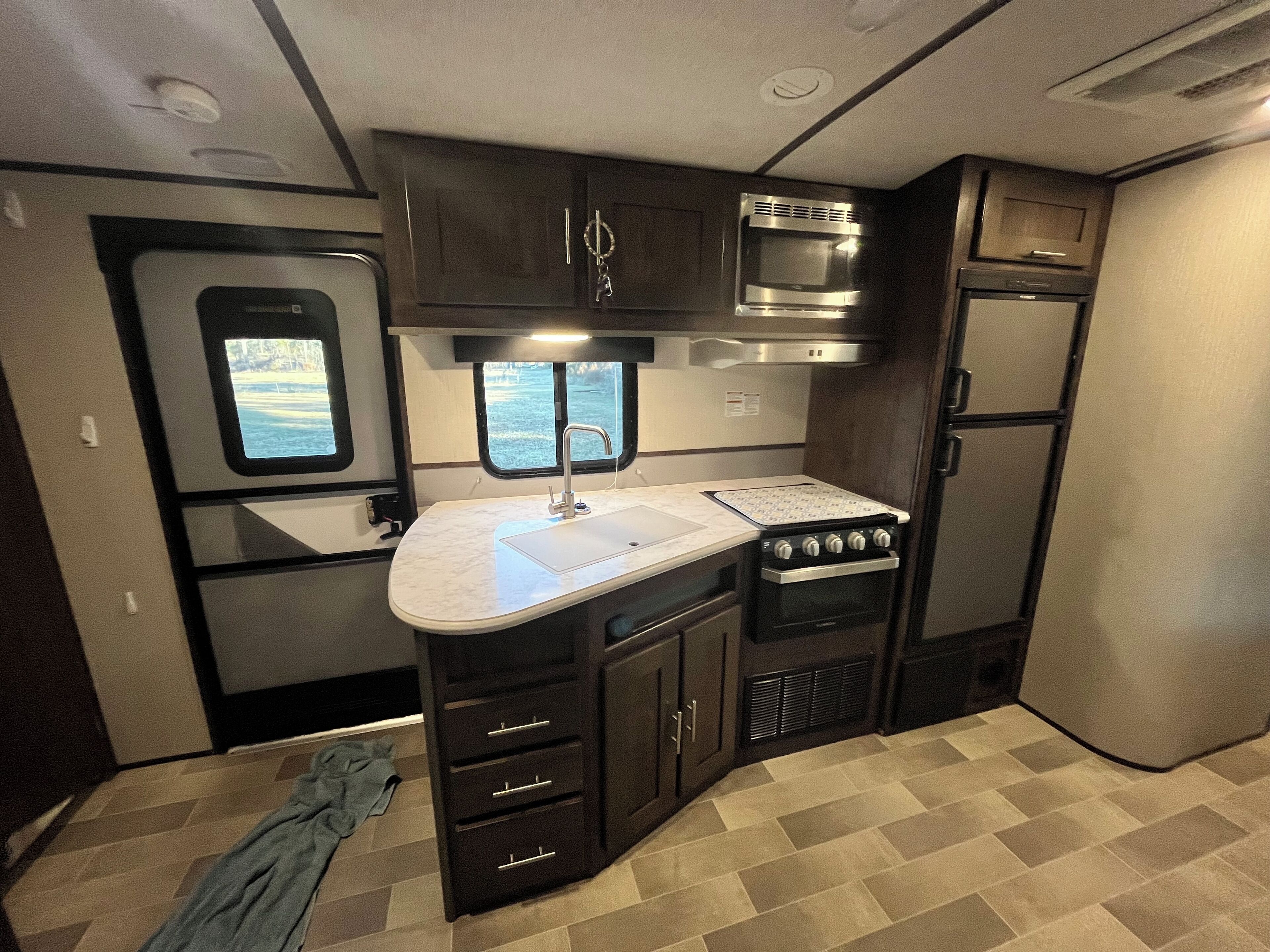 Jääkaappi, mikroaaltouuni, uuni, liesi