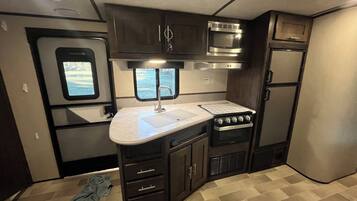 Jääkaappi, mikroaaltouuni, uuni, liesi