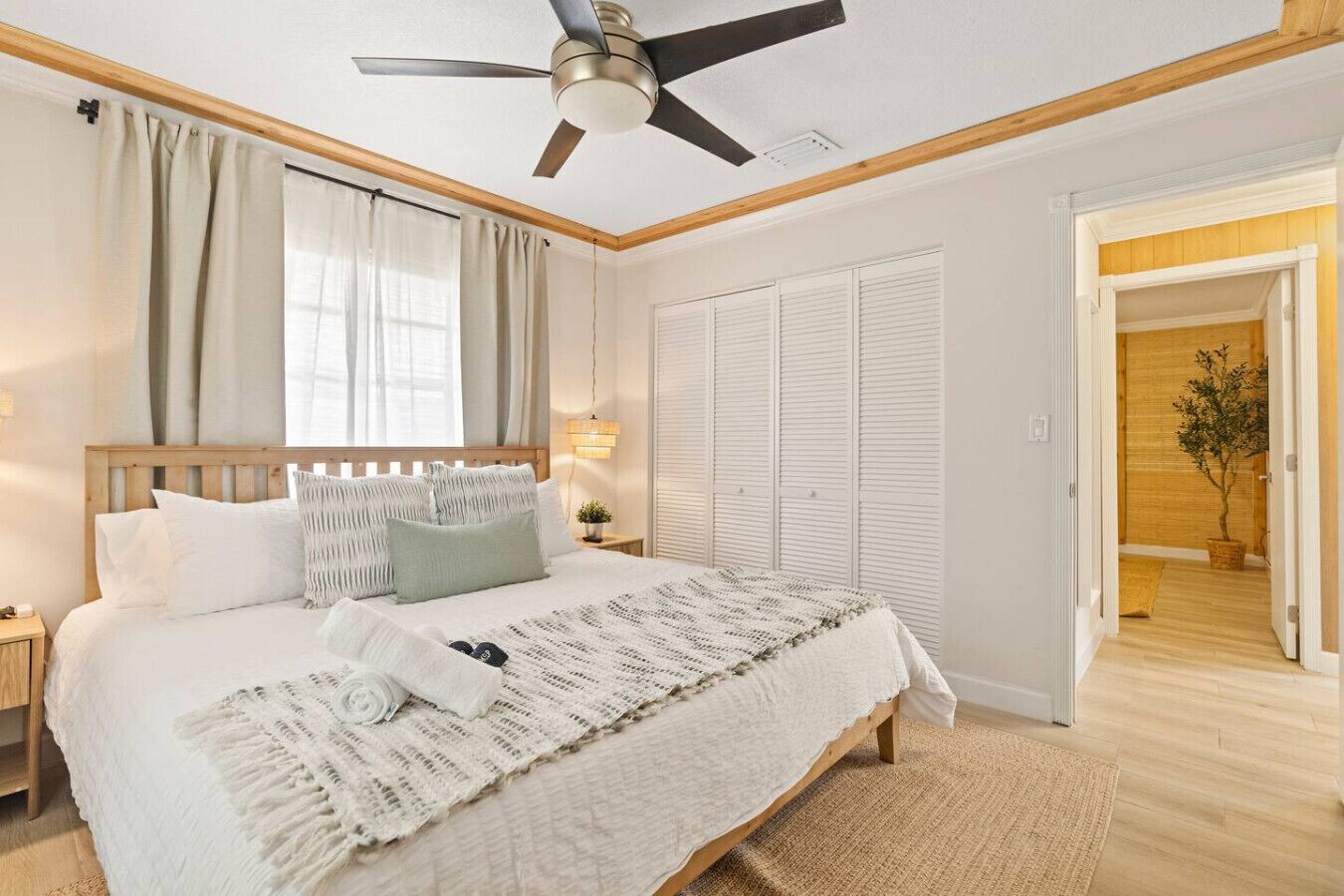 Skrivebord, strykejern/-brett, reiseseng for barn og wi-fi