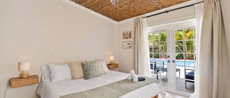 Escritorio, tabla de planchar con plancha, cuna de viaje y wifi