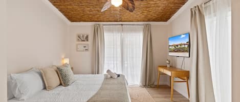 Escritorio, tabla de planchar con plancha, cuna de viaje y wifi