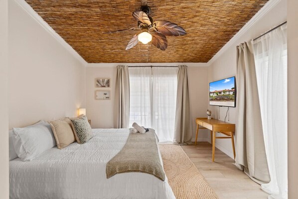 Een bureau, een strijkplank/strijkijzer, reisbedje, wifi