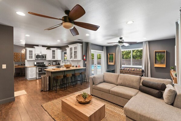 TV - Heated Pool • Bocce • Pickleball • Fits 12 (Miami)