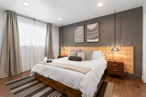 5 bedrooms, desk, iron/ironing board, travel cot - Heated Pool • Bocce • Pickleball • Fits 12 (Miami)