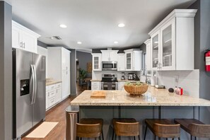 Fridge, microwave, oven, stovetop - Heated Pool • Bocce • Pickleball • Fits 12 (Miami)