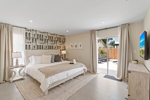 Tabla de planchar con plancha, cuna de viaje, wifi y ropa de cama 