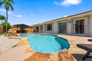 Pool - Heated Pool•Family&Friends•5 min FIU•Spanish-Style (Miami)