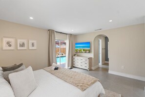 Tabla de planchar con plancha, cuna de viaje, wifi y ropa de cama 