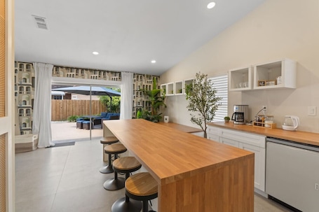 Interior. Heated Pool•Family&Friends•5 min FIU•Spanish-Style