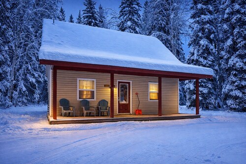 Cozy Fairbanks Escape with Space to Unwind WIFI
