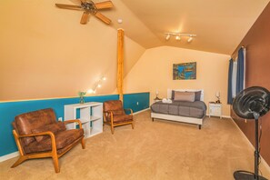 Desk, travel crib, free WiFi, bed sheets - Beautiful 2-bedroom house in enjoyable Fairbanks for a relaxing stay (Fairbanks)