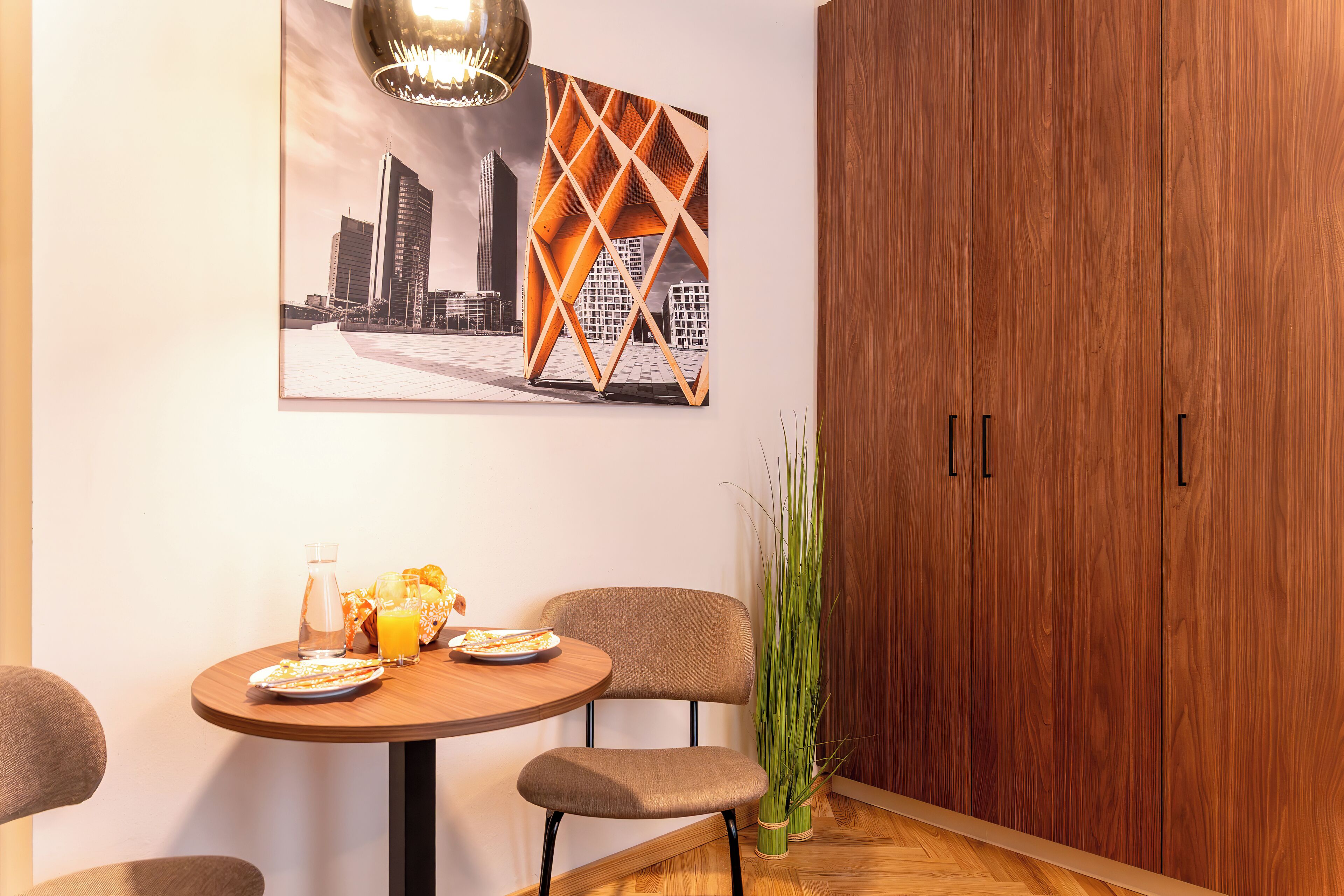 Studio - utsikt mot staden | Värdeförvaringsskåp på rummet, skrivbord och arbetsyta för laptop