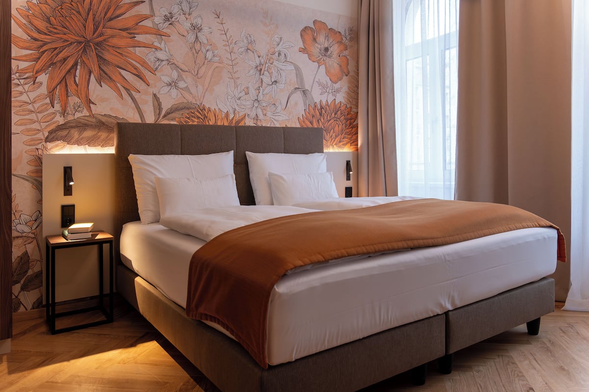 Deluxe-Apartment, Balkon, Gartenblick | Zimmersafe, Schreibtisch, laptopgeeigneter Arbeitsplatz