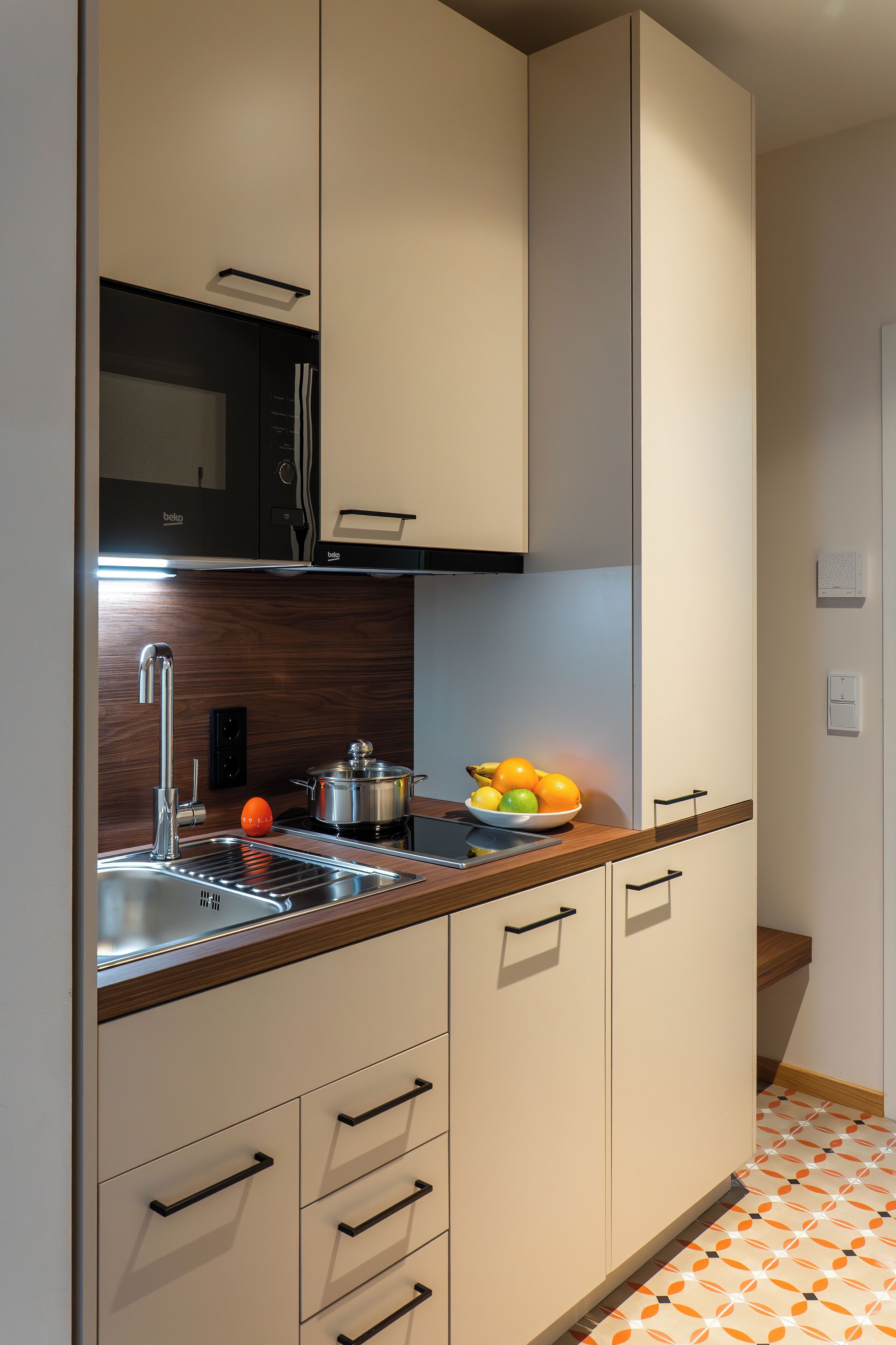 Kühlschrank, Mikrowelle, Herdplatte, Geschirrspüler