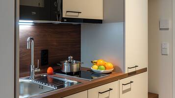 Kühlschrank, Mikrowelle, Herdplatte, Geschirrspüler